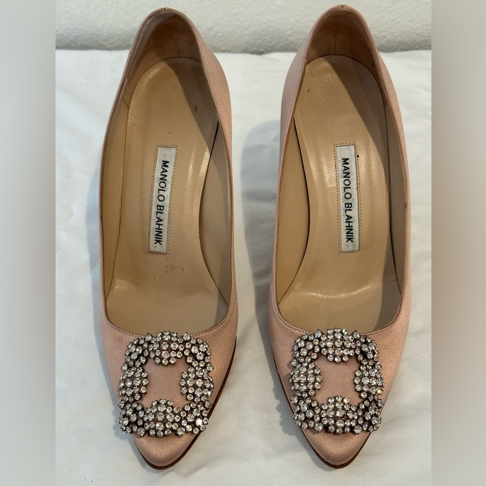 Authentic near-new, nude Manolo Blahnik Hangisi 70mm heels - sz 37